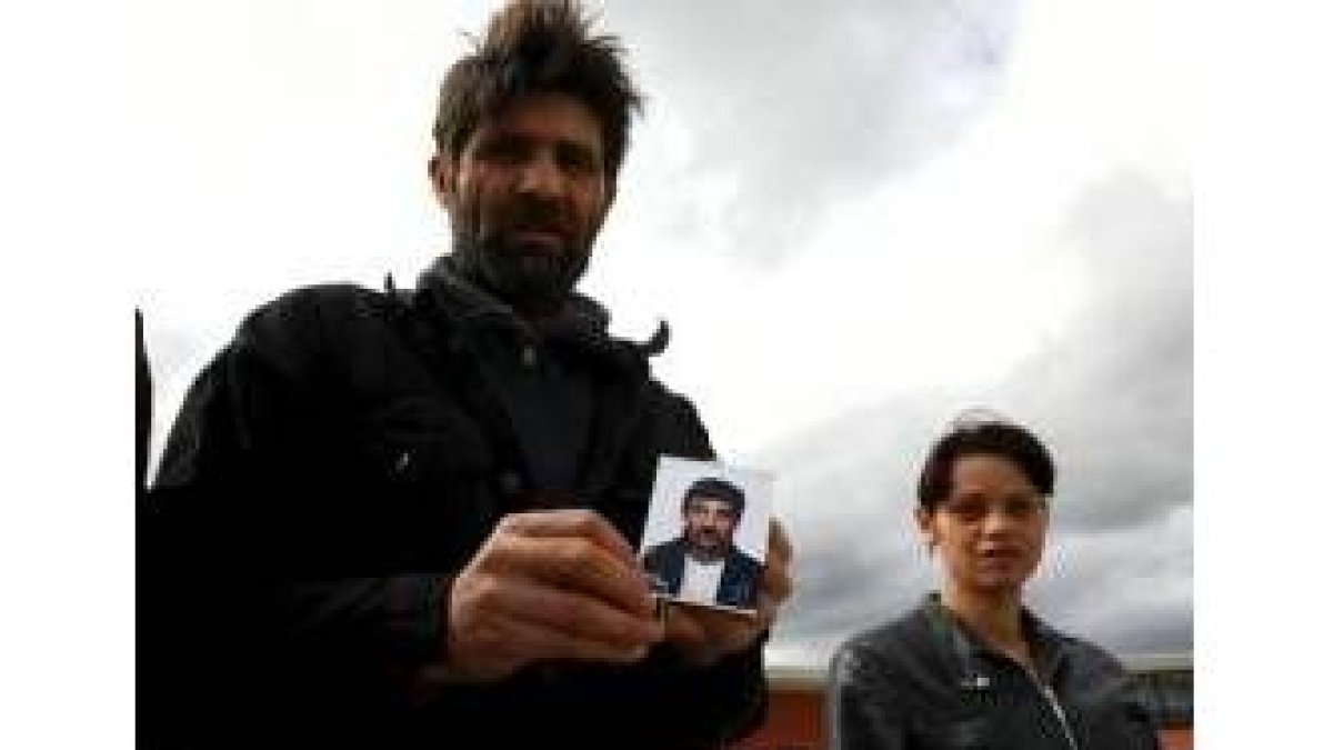Los familiares muestran una imagen de Ion Mariam