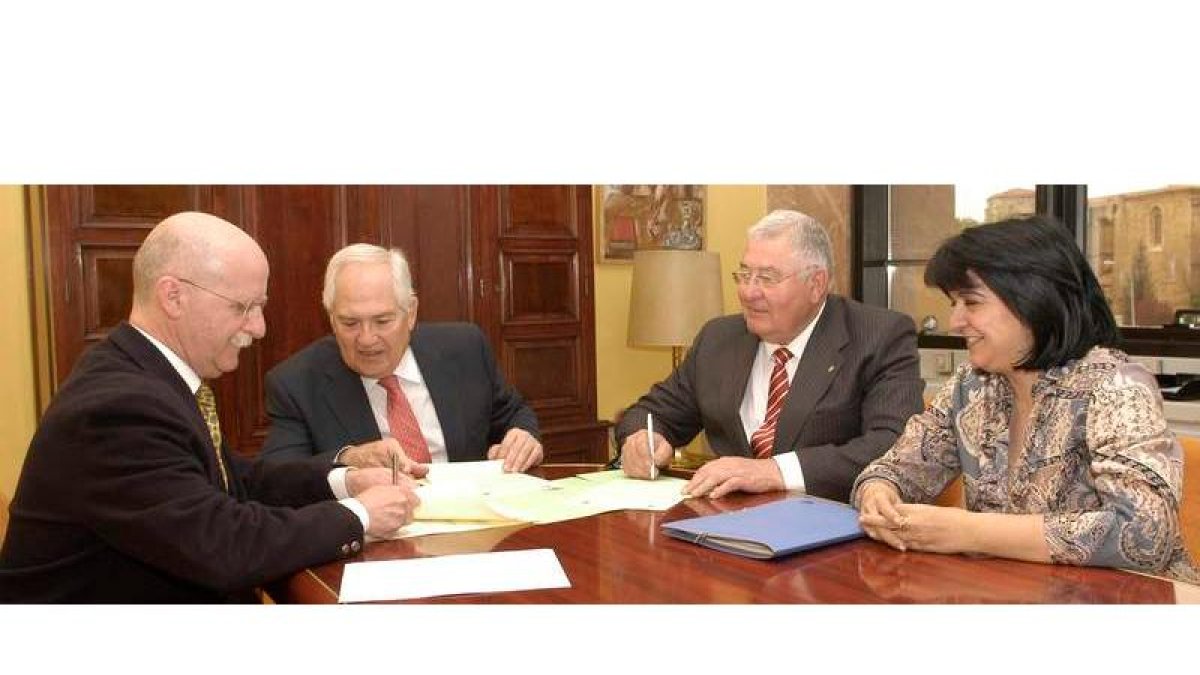 El alcalde de Riello, el delegado de la Junta y el edil de Protección Civil, ayer durante la firma.