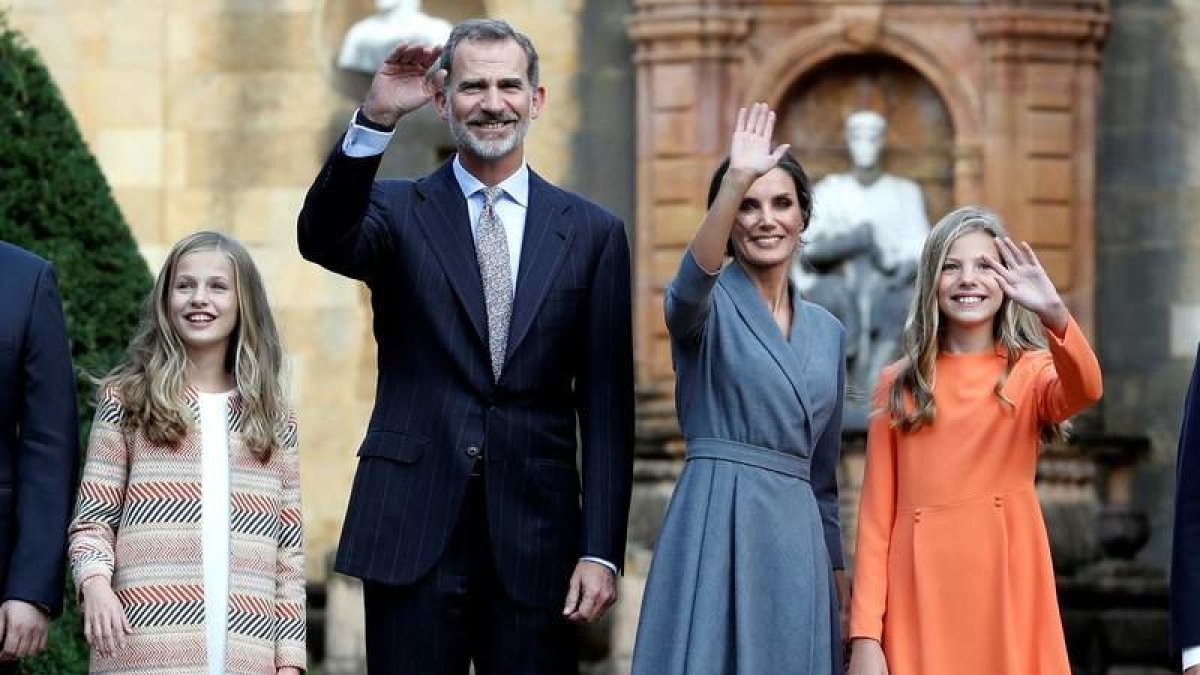 Leonor, Felipe VI. Letizia y Sofía a su llegada a Oviedo para presidir la entrega de premios. BALLESTEROS