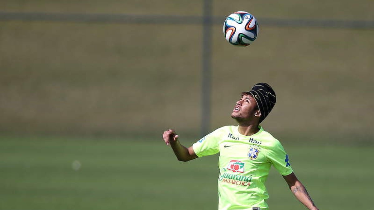 Neymar hace malabares con el balón durante el entrenamiento de ayer de Brasil.