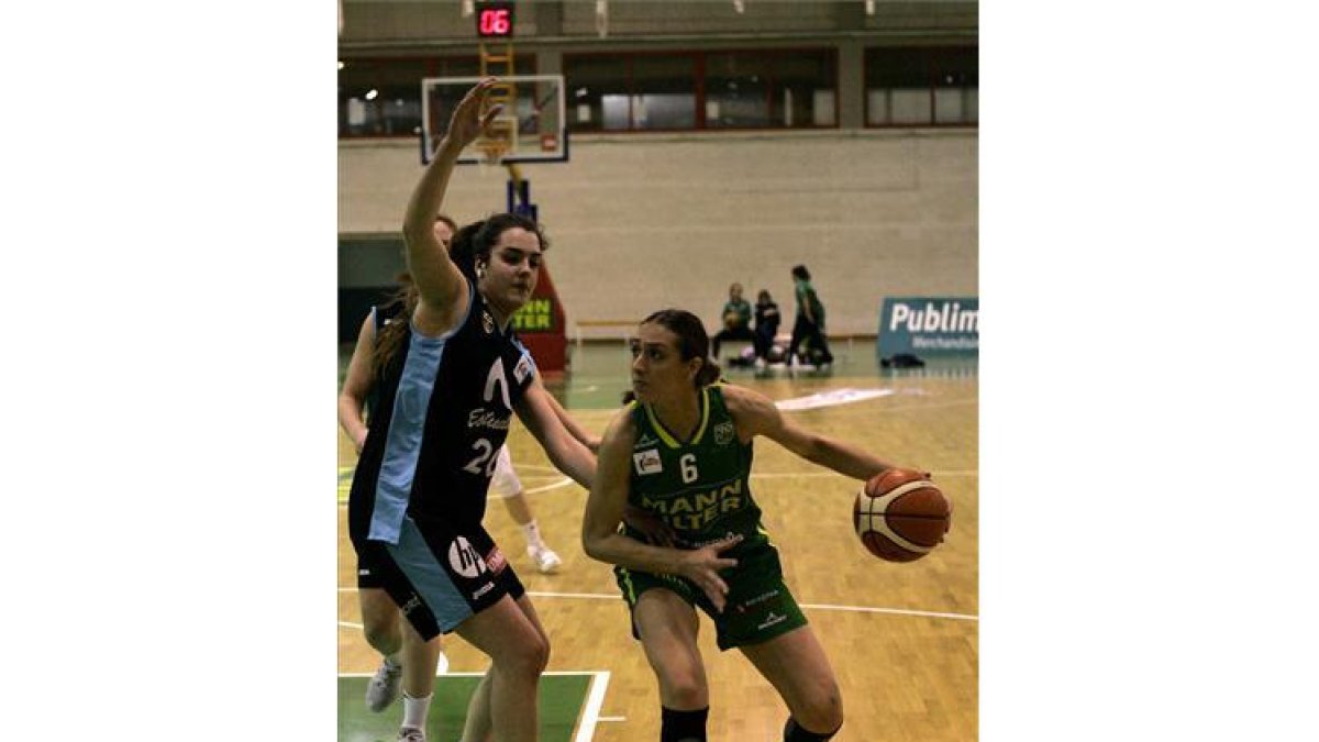 Tamara Abalde, entrando a canasta frente al Estudiantes