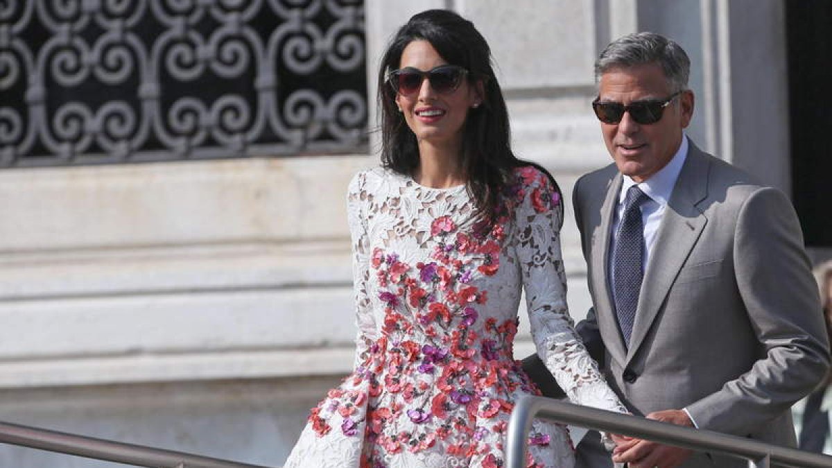 Los recién casados cogen un taxi acuático en Venecia. al día siguiente de la celebración en la ciudad italiana