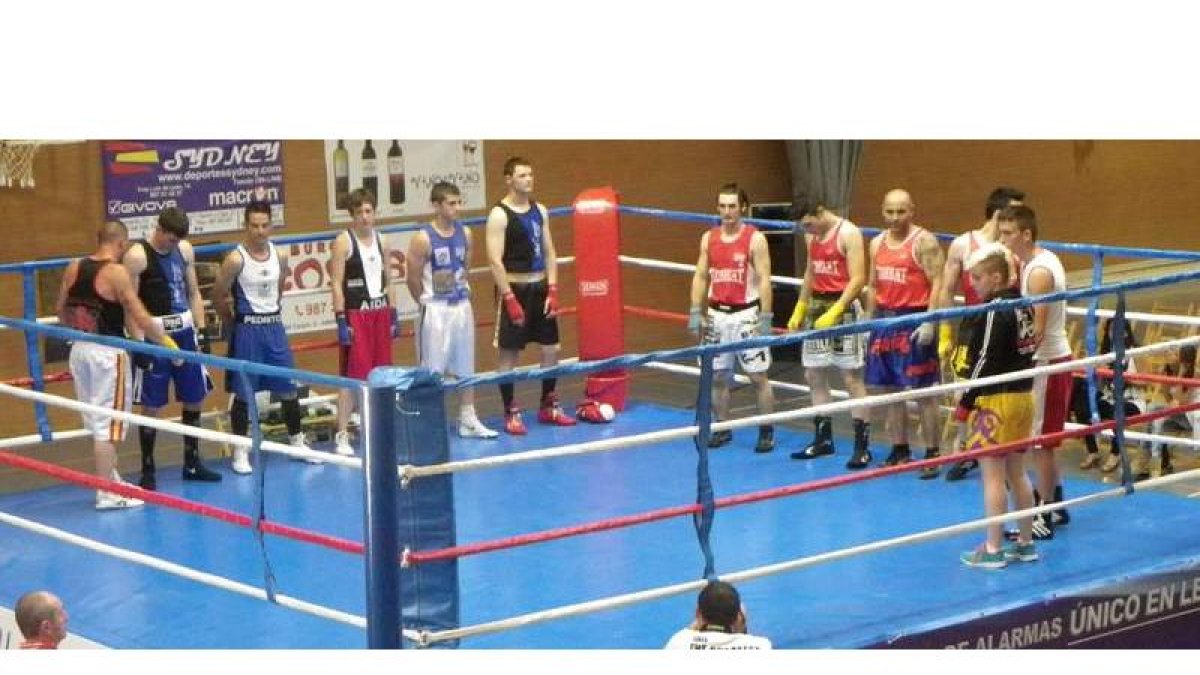 Los púgiles del León Gym con sus rivales a la conclusión de la velada en La Torre.