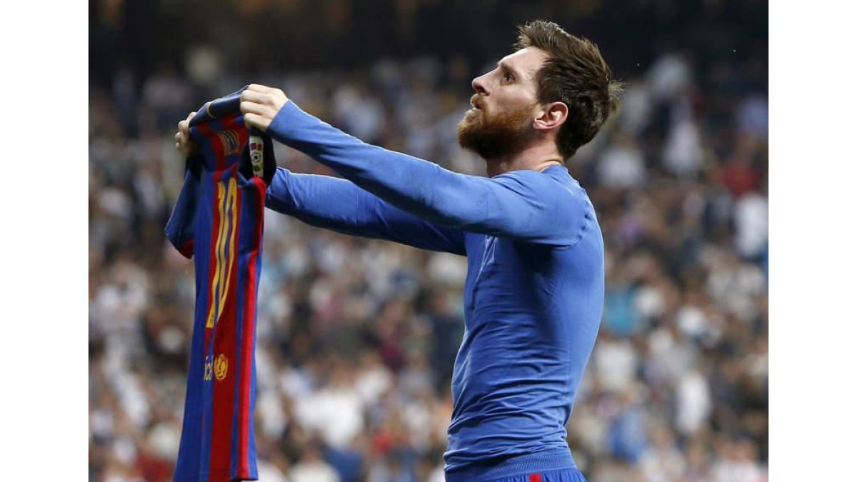 Messi muestra su camiseta al Bernabéu tras marcar el gol de la victoria en el último clásico. HIDALGO