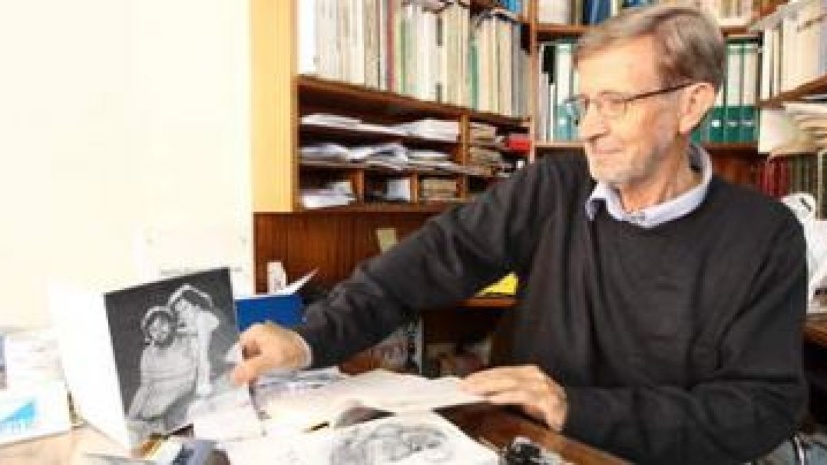 Carballo, ayer en el despacho donde mantiene la huelga, rodeado de fotografías familiares.