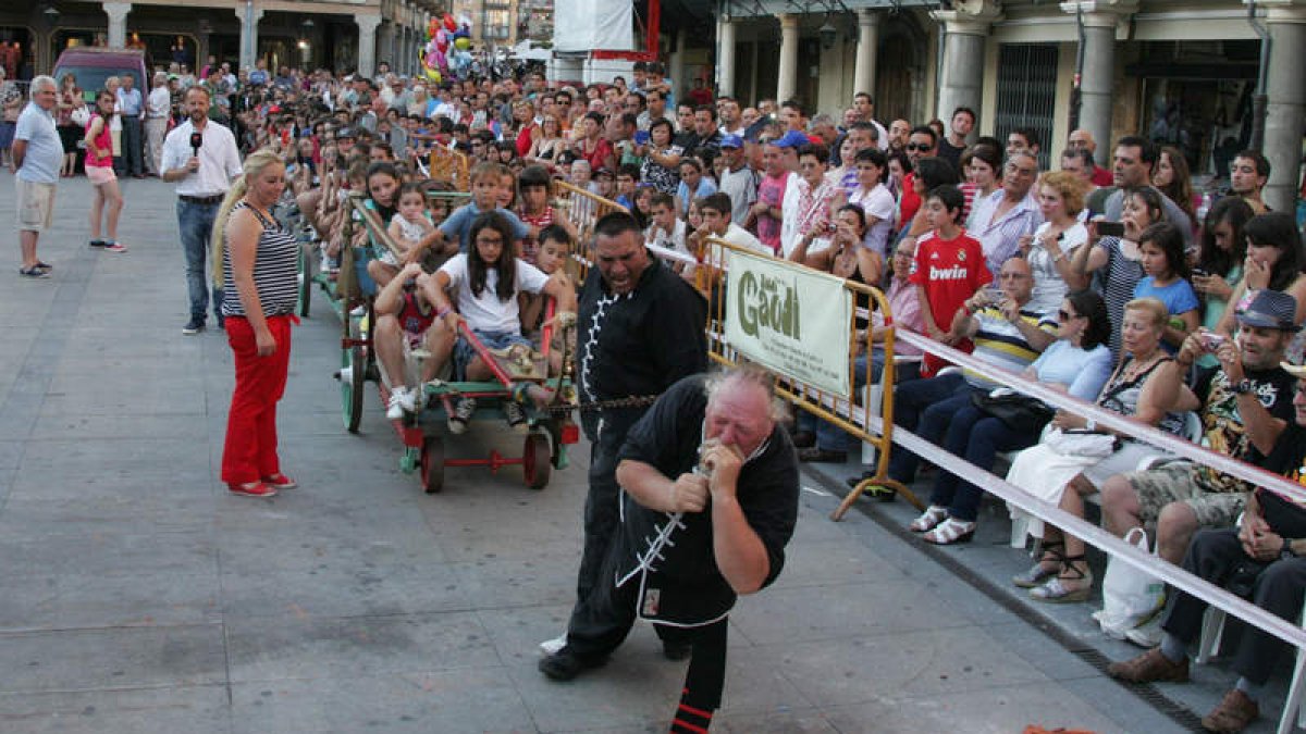 Luis Jiménez, en pleno esfuerzo para arrastrar a 141 personas tirando con su coleta cuando se había previsto que moviera 120.