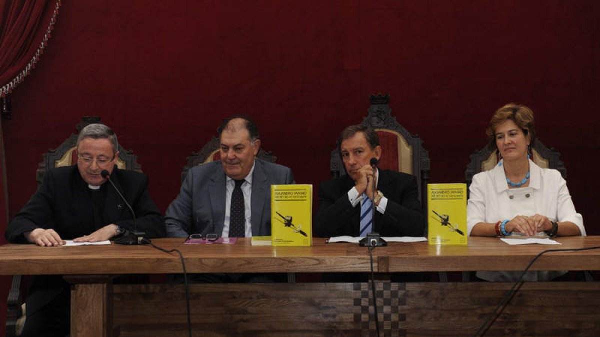 El abad Francisco Rodríguez, Salvador Rus Rufino, el consejero de Educación, Juan José Mateos, y Margarita Torres.