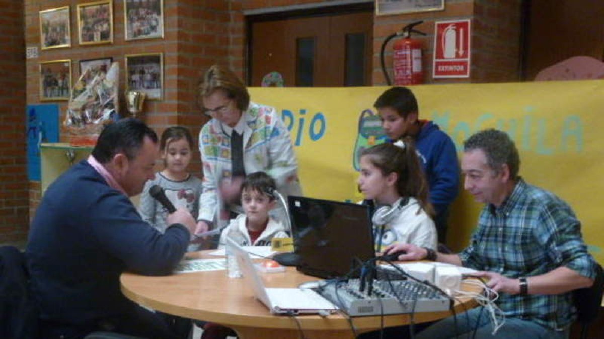 Los alumnos de San Ildefonso entrevistando al alcalde.