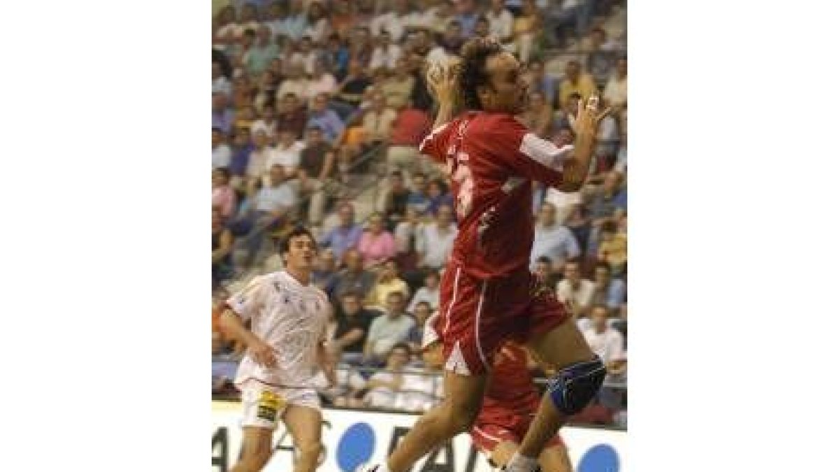 Roberto  acaba un contraataque en el partido del sábado en Ciudad Real