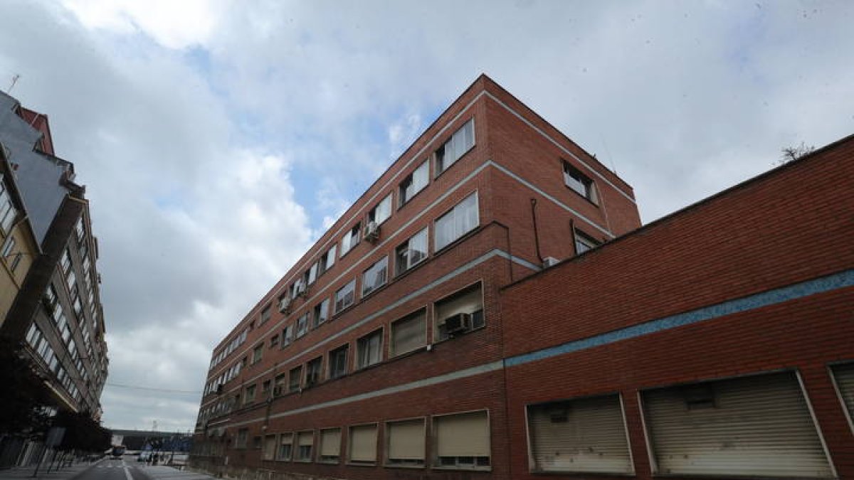 Edificio de Adif en la calle Astorga. RAMIRO