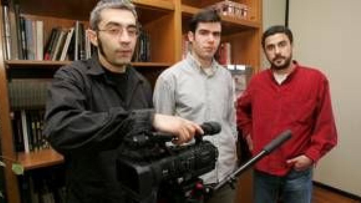 Los tres jóvenes emprendedores que han puesto en marcha Producciones Buenaventura, en sus oficinas