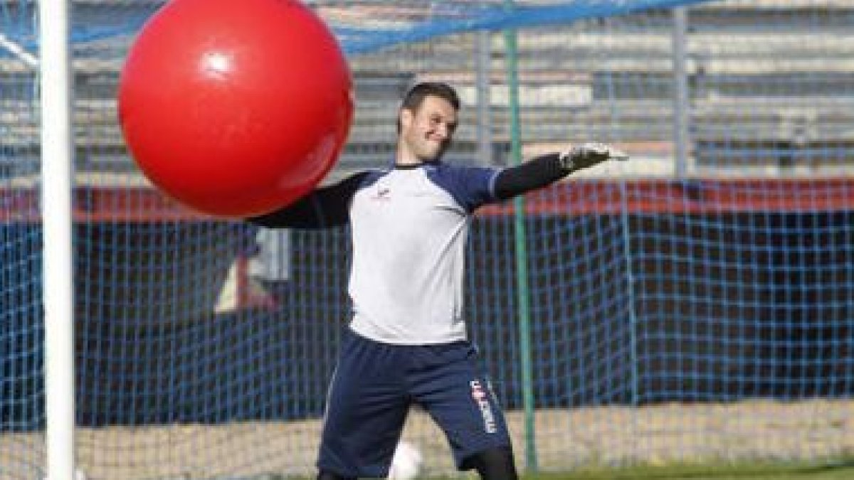 El portero y capitán Diego Calzado realiza la sesión de entrenamiento con un balón aeróbico.