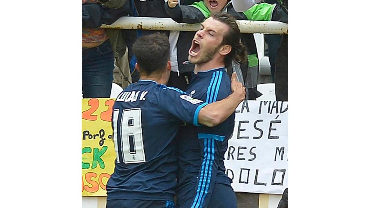 Bale celebra con Lucas Vázquez el tercer gol del Madrid ante el Getafe. LUCA PIERGIOVANNI