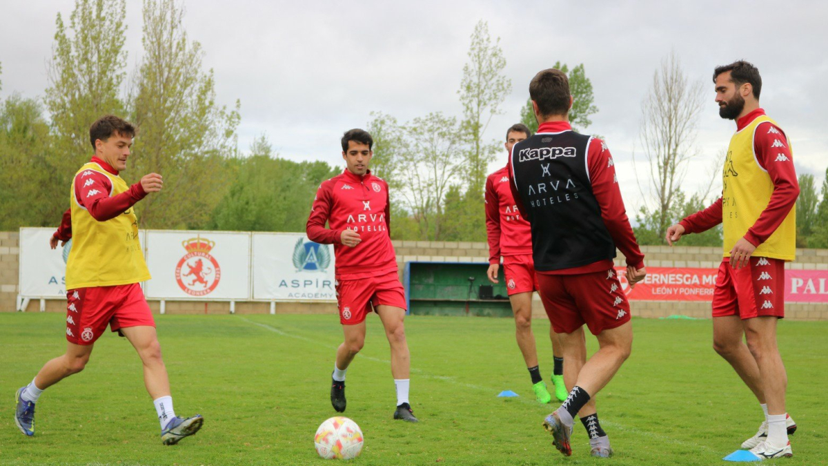 Los jugadores de la Cultural preparan el partido ante el Celta B. CYDL