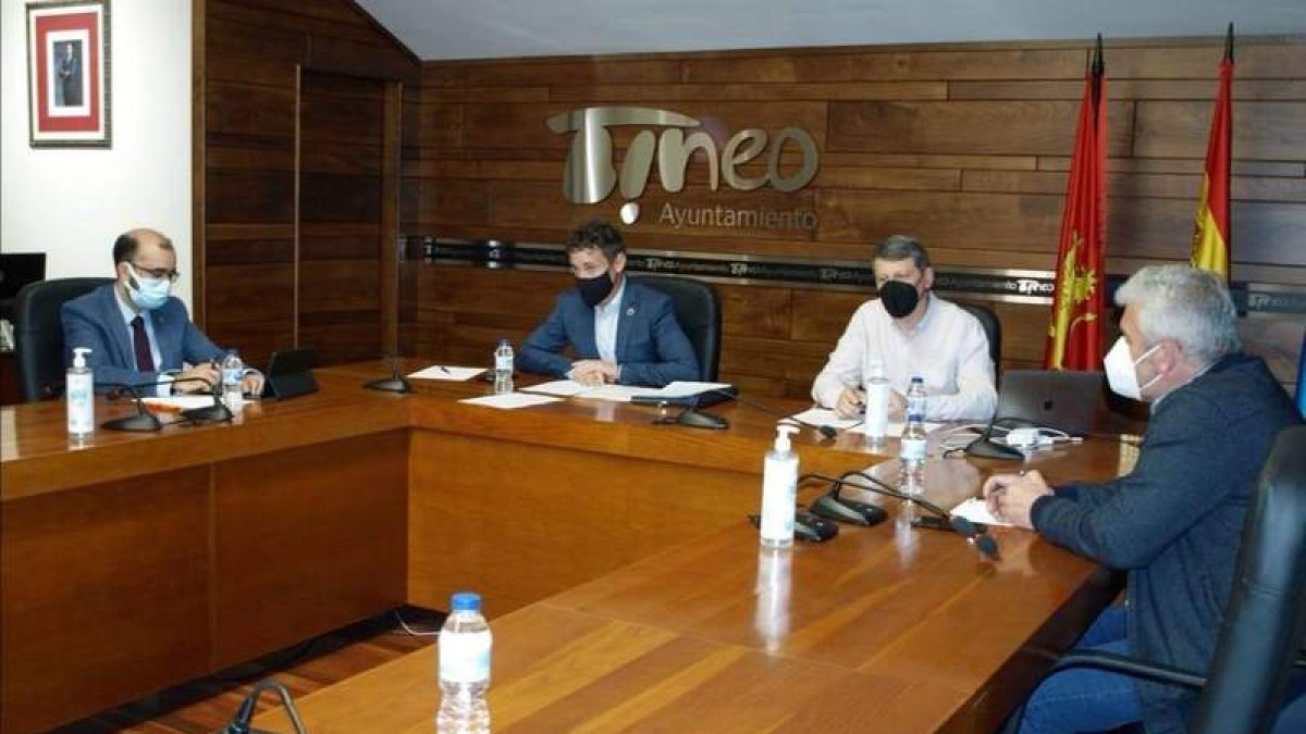 Los alcaldes, con el presidente de Acom a la cabeza, Mario Rivas, se reunieron en Tineo, Asturias. DL