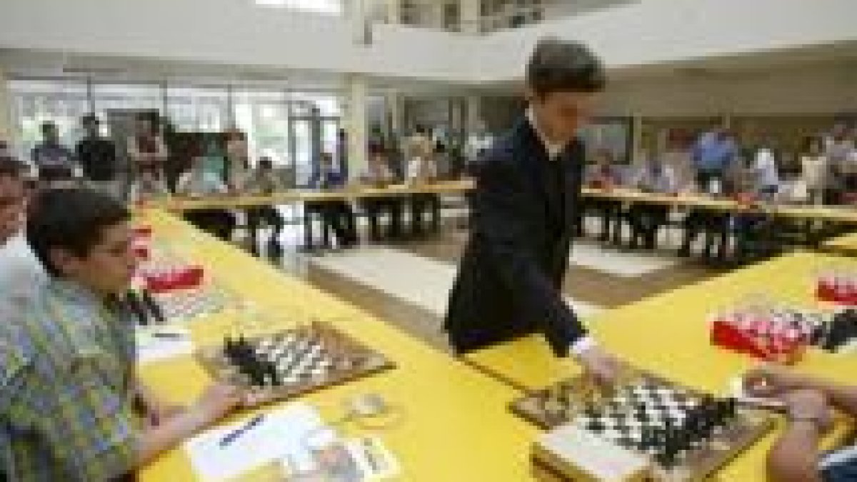 Karjakin cerró los actos de la programación de ayer con unas simultáneas en la Universidad de León