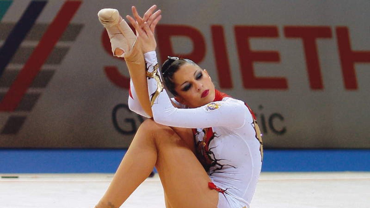 Carolina, durante uno de sus ejercicios con cinta, afronta el Preolímpico en su mejor momento deportivo.