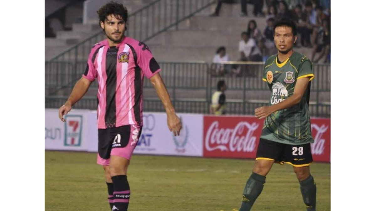 El leonés Galán, segundo por la izquierda en la fila de abajo, con sus compañeros del Chainat FC en su debut en partido oficial de la Primera tailandesa.