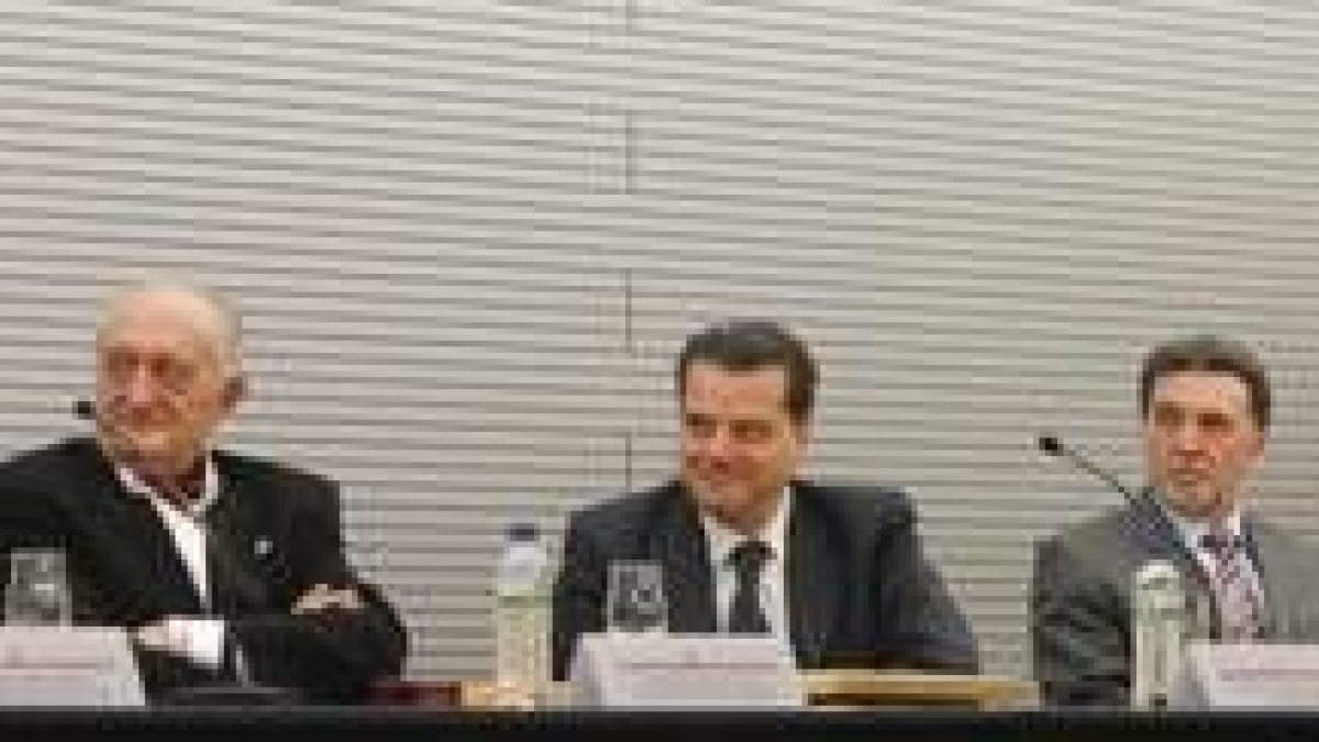 Gumersindo Rodríguez, presidente de la Asociación de Laringectomizados, junto a Amilivia y Alejo