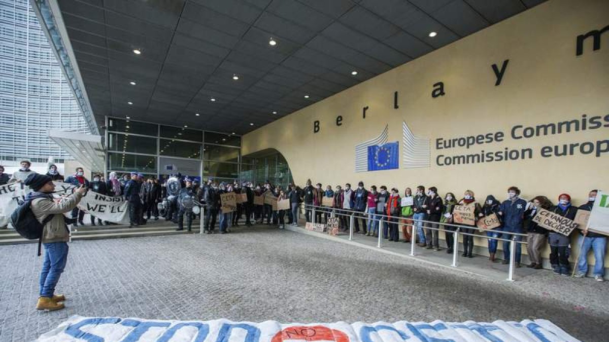 Cadena humana como protesta contra el acuerdo de libre comercio entre la UE y Canadá. S. LECOCQ