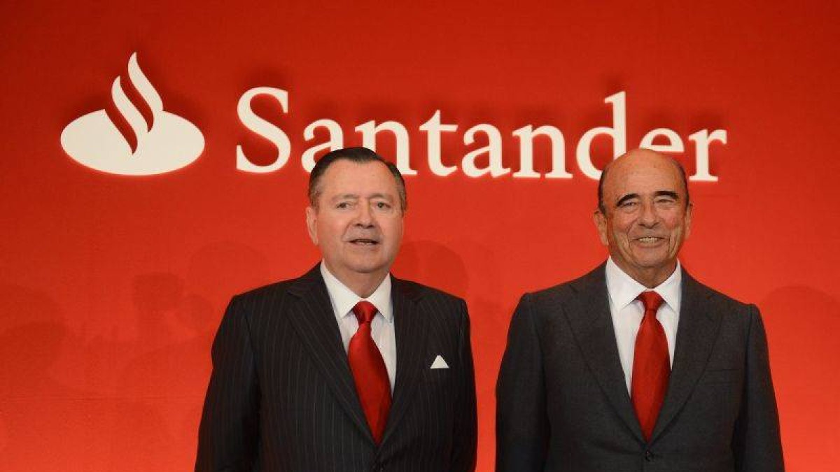 El consejero delegado del Santander, Alfredo Saénz, junto al presidente de la entidad, Emilio Botín, durante la presentación de resultados de 2012.
