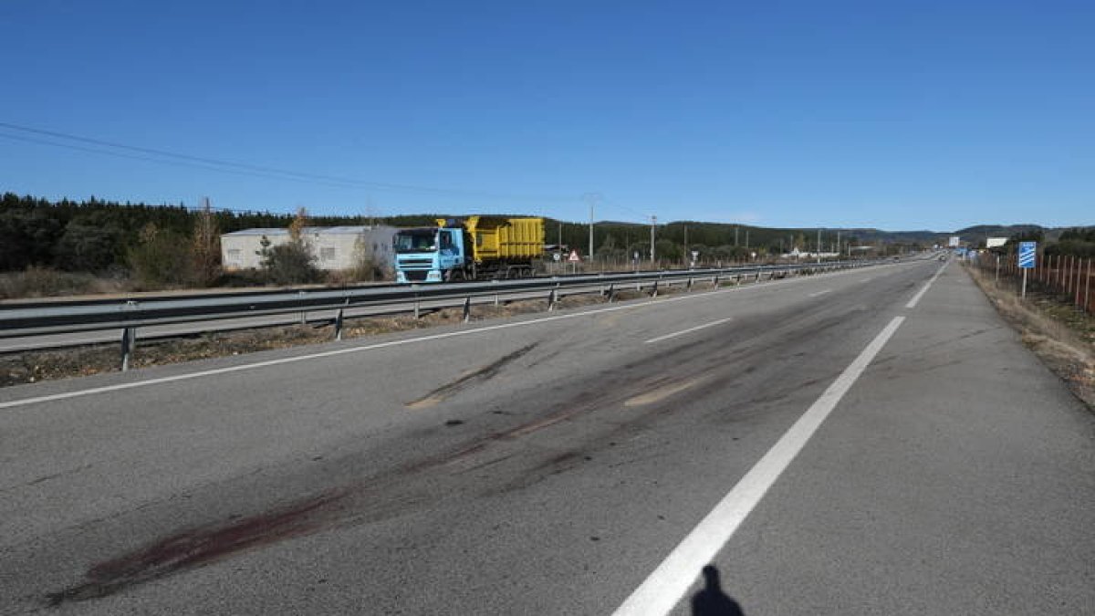La A-6 tras un accidente con un jabalí. L- DE LA MATA