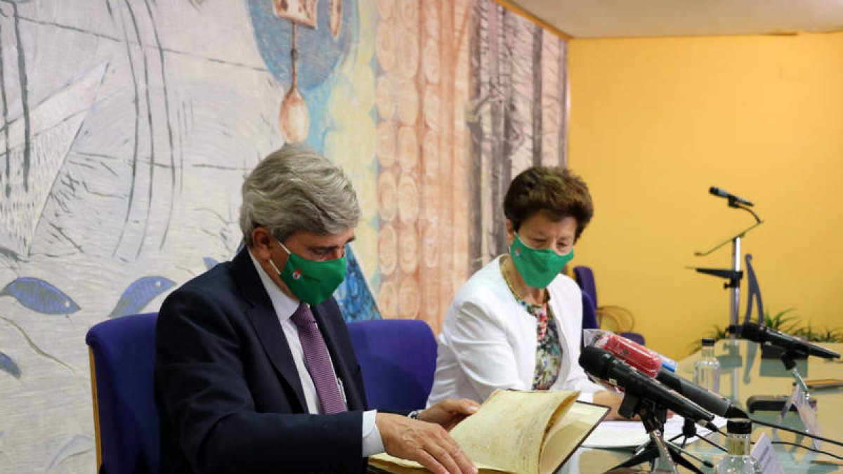 Juan Francisco García Marín y Gregoria Cavero, en la presentación del códice. DL