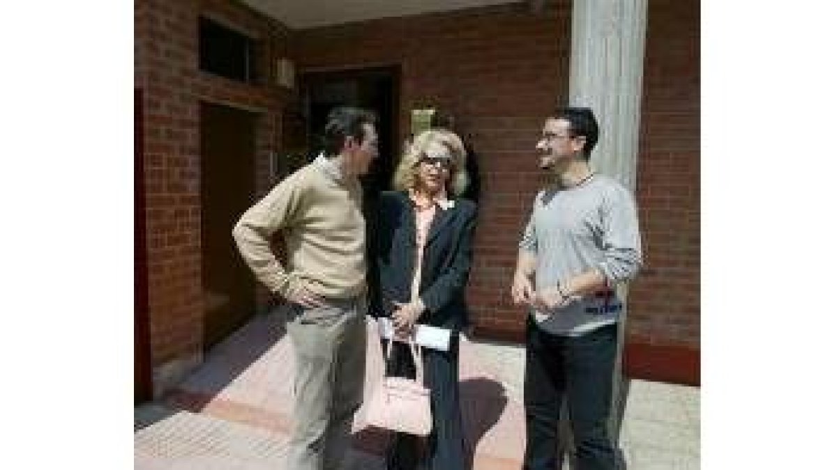 Santín, Aurora Rodríguez y Pintor, en el centro de día