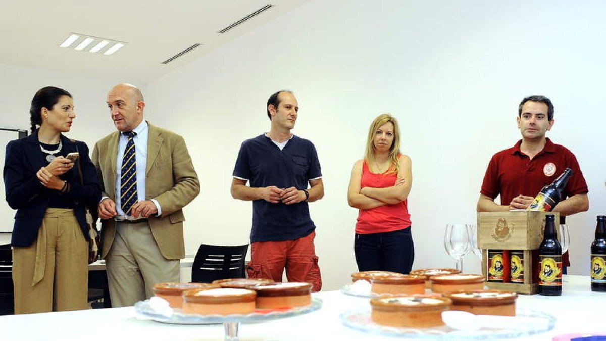 Soraya Mayo y el presidente de la Diputación de Valladolid, ayer, con algunos promotores.
