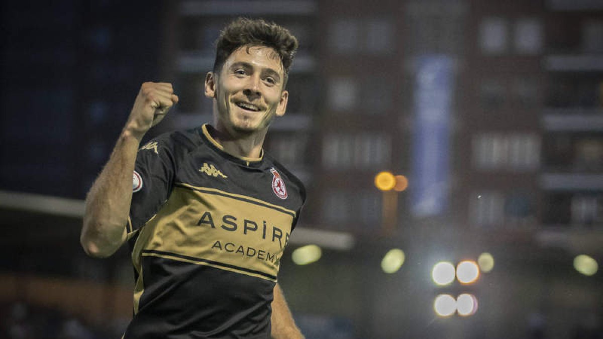 Aarón Piñán vuelve a asociarse con el gol en los últimos compases del campeonato de Liga y ante el Talevera se mostró letal. TOMÁS GARRIDO