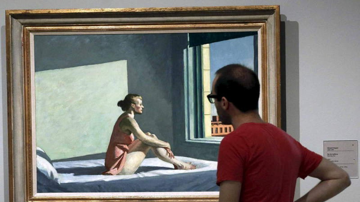 Un visitante contempla en el Thyssen una obra de Hopper.