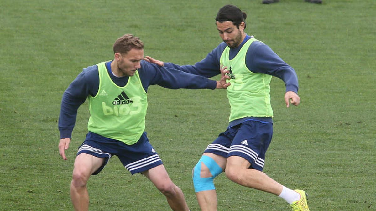 A pesar de retirarse del campo en Pamplona por problemas de rodilla, Andy entrenó ayer con normalidad. L. DE LA MATA