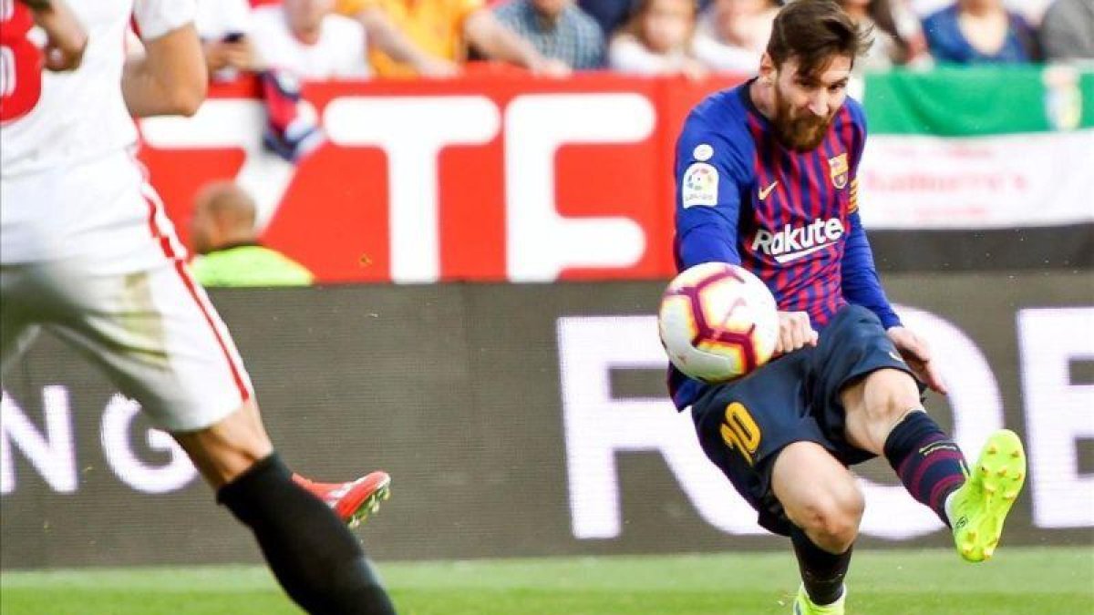 Messi dispara a la portería del Sevilla.