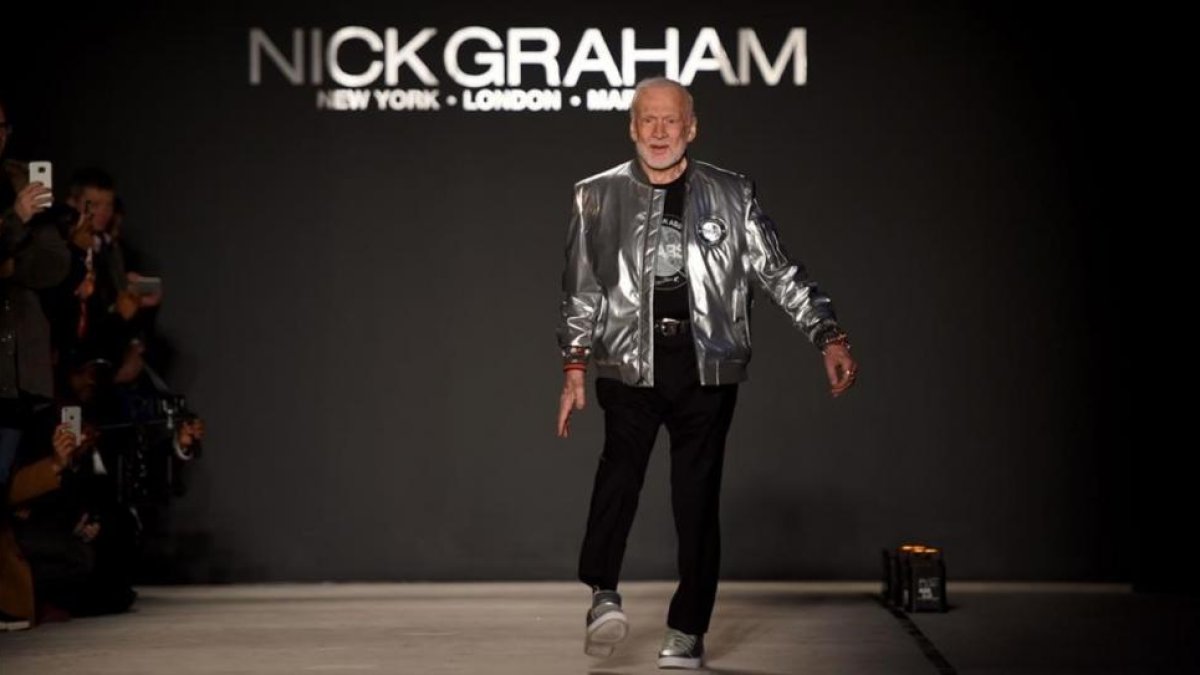 Buzz Aldrin, en la pasarela de la New York Fashion Week.