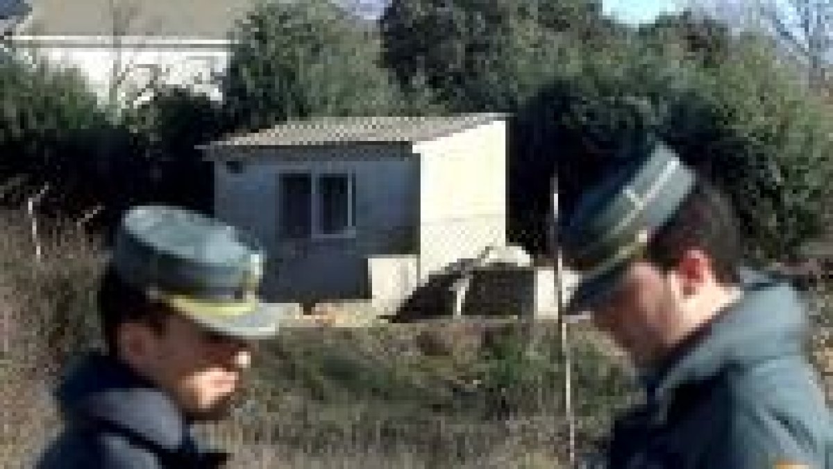Una pareja de la Guardia Civil vigila el lugar en el que apareció el cadáver