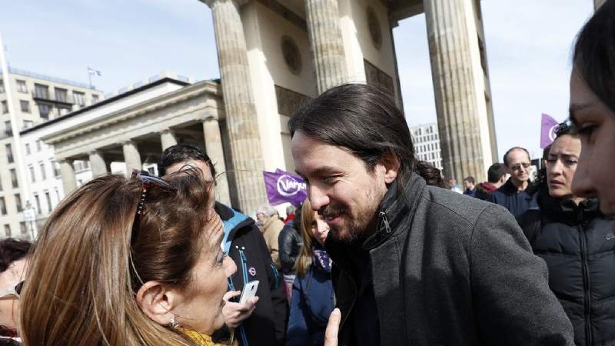 Pablo Iglesias charla con una seguidora en Berlín. FELIPE TRUEBA