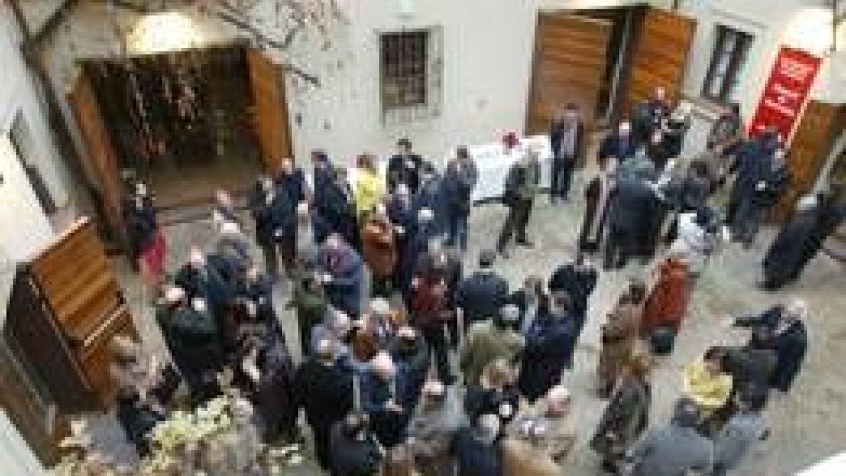 Una nutrida representación de la sociedad leonesa se dio cita ayer en el Palacio de Gaviria