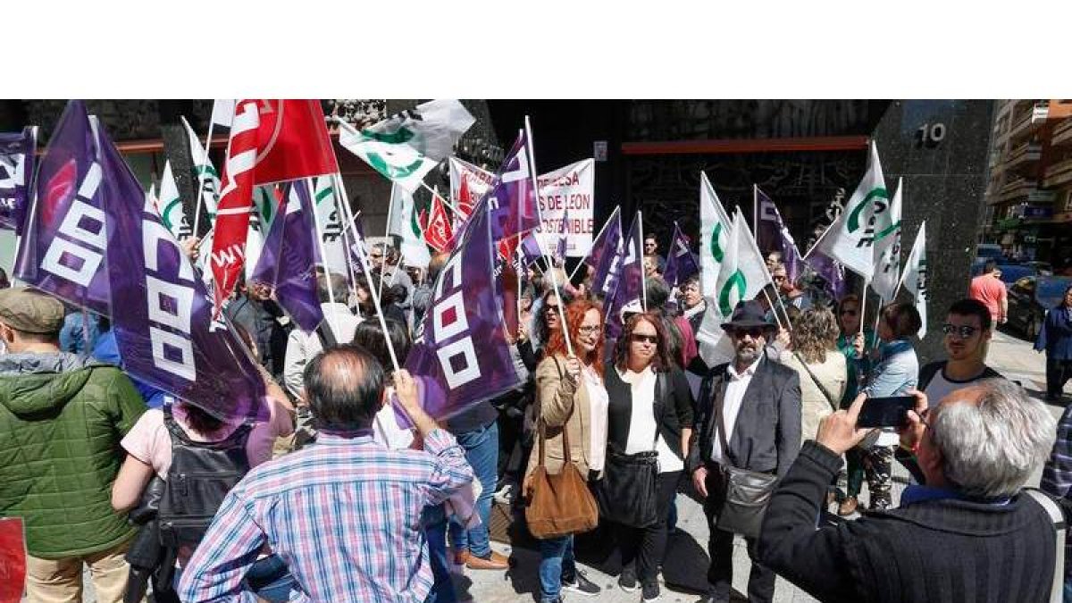 Candidatos de IU al Ayuntamiento de León se hacen una foto en medio de la protesta. ICAL