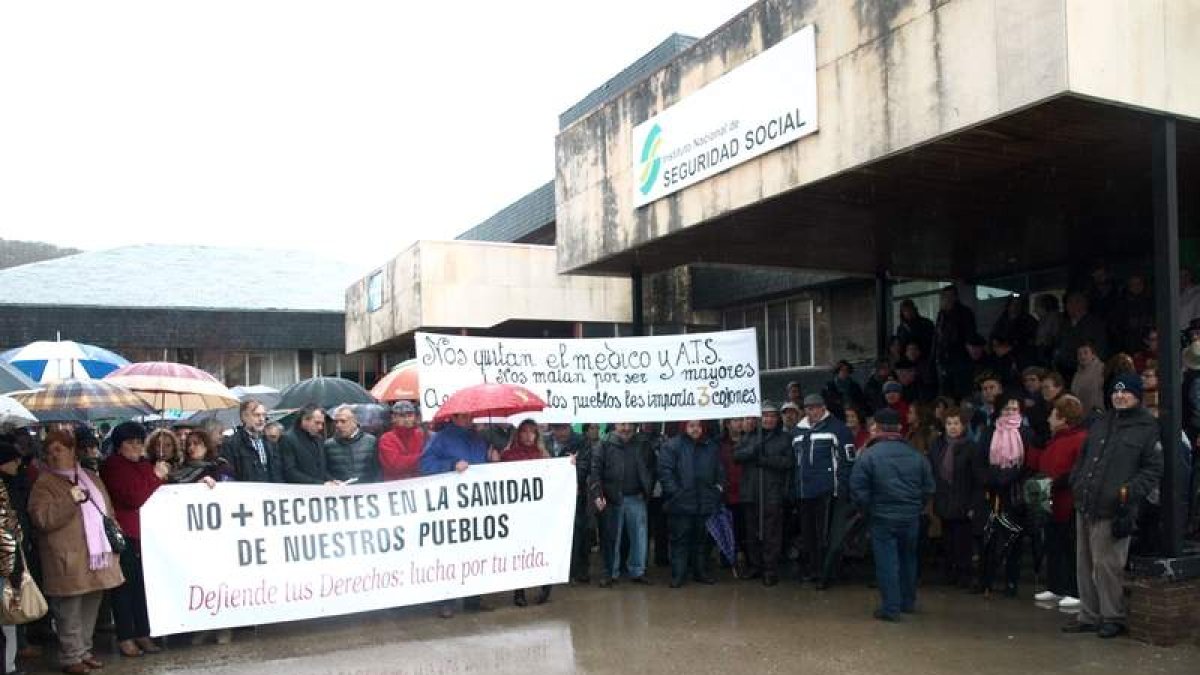 Cientos de personas se concentran en el exterior de centro de salud de Cistierna.