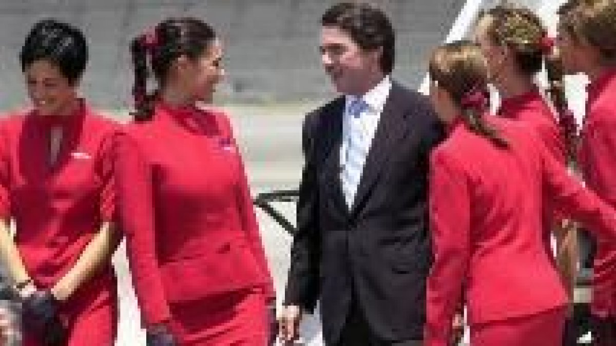 Aznar junto a las azafatas de uno de los vuelos que tomó durante su última visita a Estados Unidos