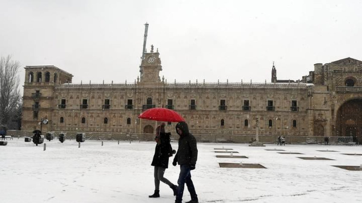 Imagen de una pareja frente a San Marcos