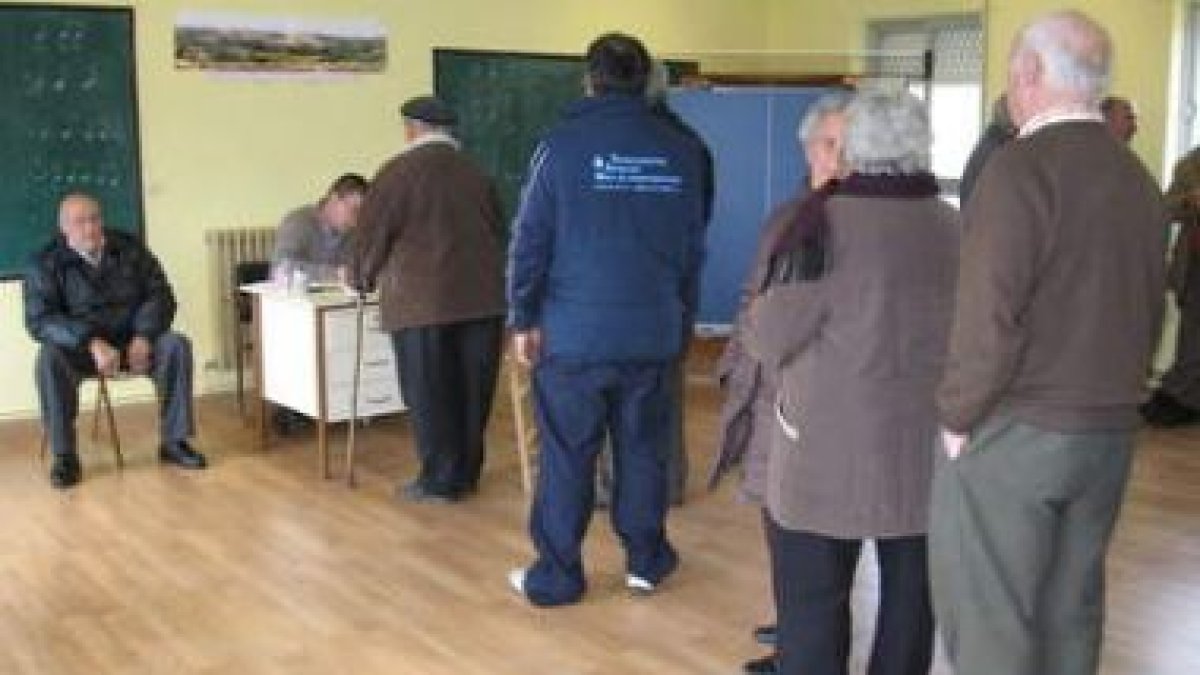 El ex pedáneo contemplando a los vecinos que firmaron en primavera contra su gestión.