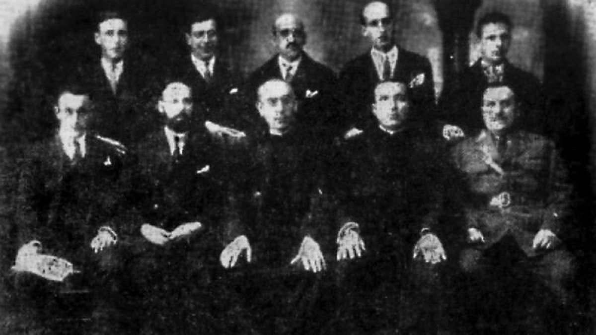 Miembros del primer consejo de administración de Diario de León que vio la luz el día de San Blas de 1906. DL