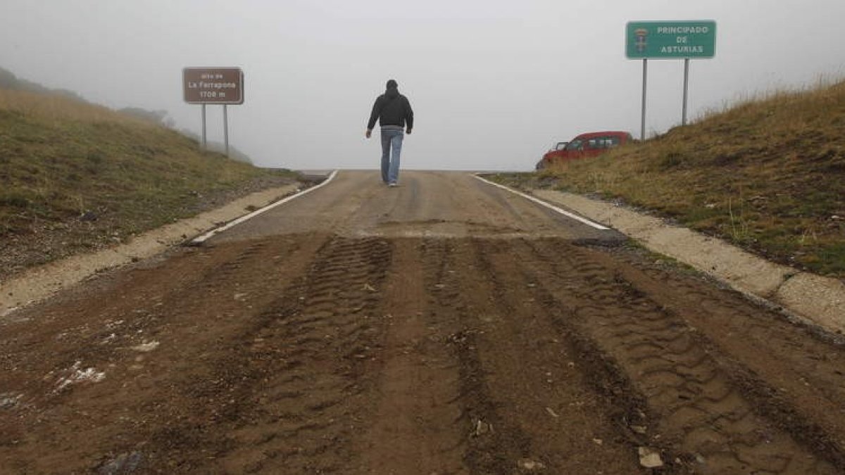 Situación de la pista de la vertiente leonesa que deberán atravesar los seguidores que quieran presenciar la llegada al alto.
