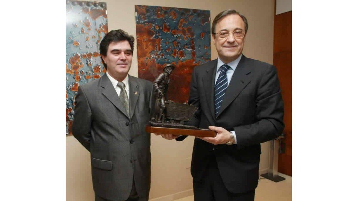 Florentino Pérez, junto al presidente de la Peña Madridista El Bierzo.