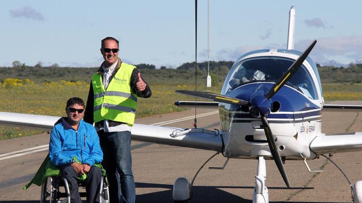 Un discapacitado del CRE se dispone a iniciar su jornada de bautizo de vuelo junto a un piloto de la Academia Básica del Aire