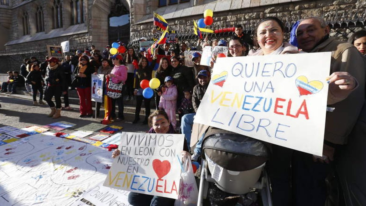 Los venezolanos que viven en León se concentraron ayer en la plaza de Botines.