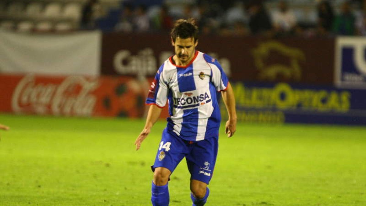 Jonatan Ruiz durante un partido con la Deportiva. L. DE LA MATA
