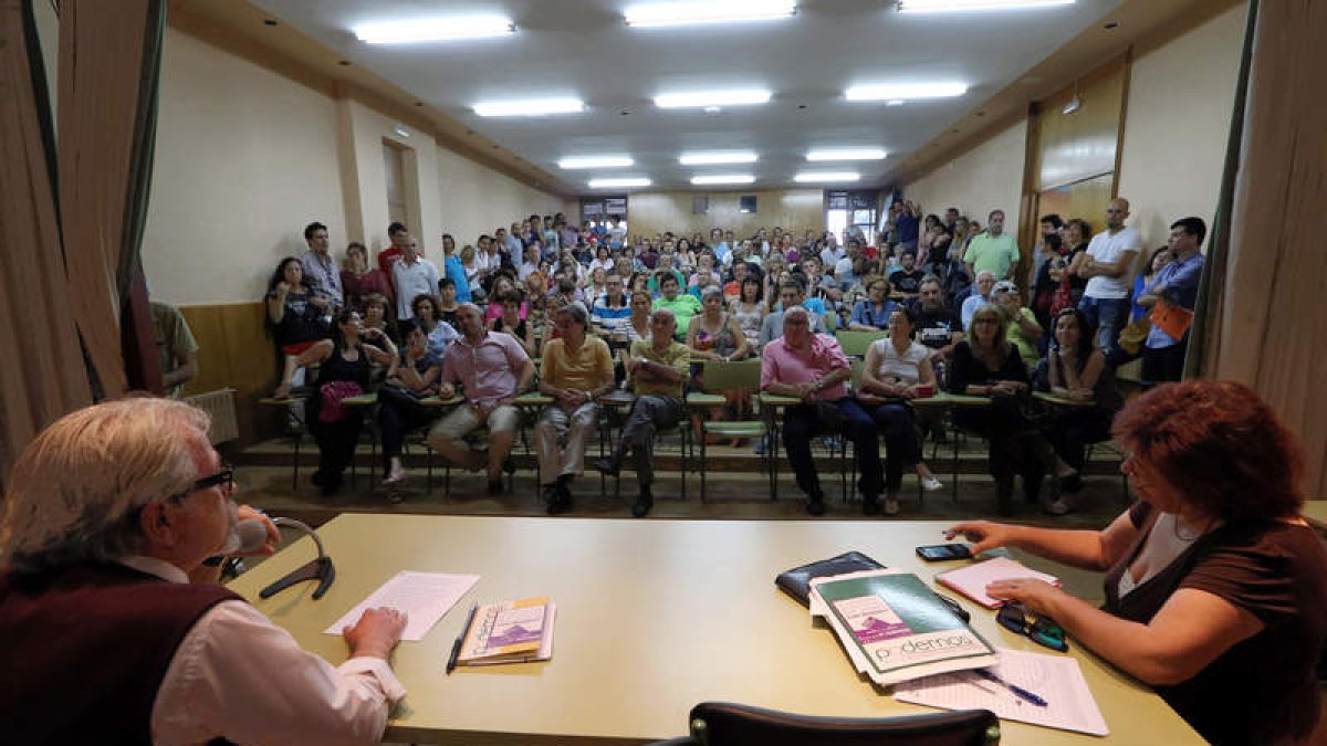 Simpatizantes de Podemos abarrotaron el salón del Europa.