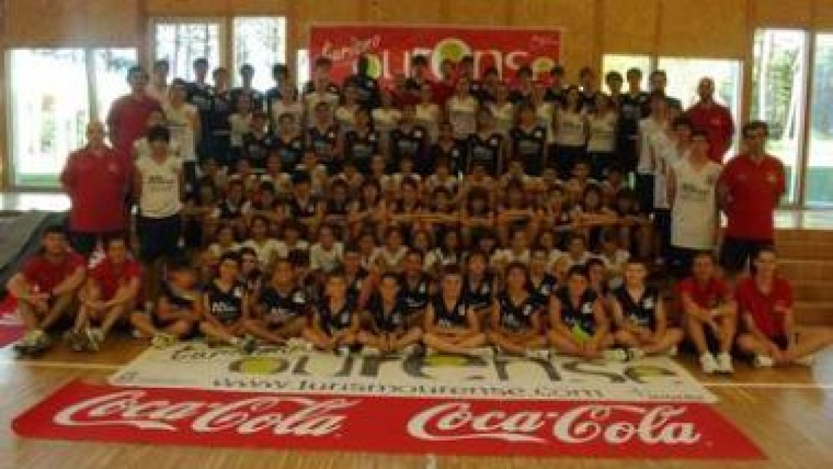 Bernabé junto a monitores y alumnos del campus.